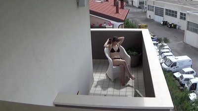 Шпигую за своїм молодим сусідом по кімнаті, який мастурбує на балконі